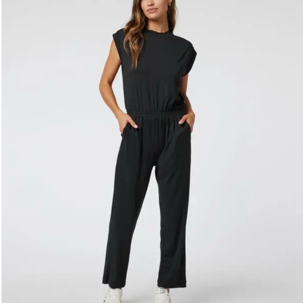 Vuori Short Sleeve Lux Crew Neck T-Shirt Jumpsuit-Black✨New With Out Tags